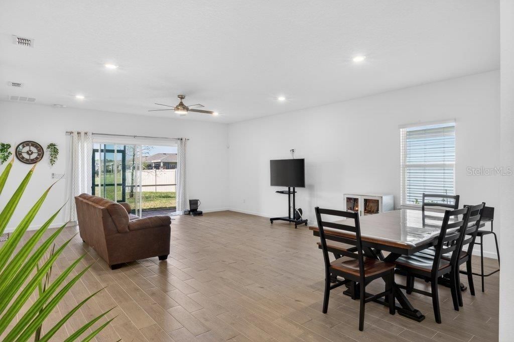 En Venta: $447,500 (4 camas, 3 baños, 2027 Pies cuadrados)