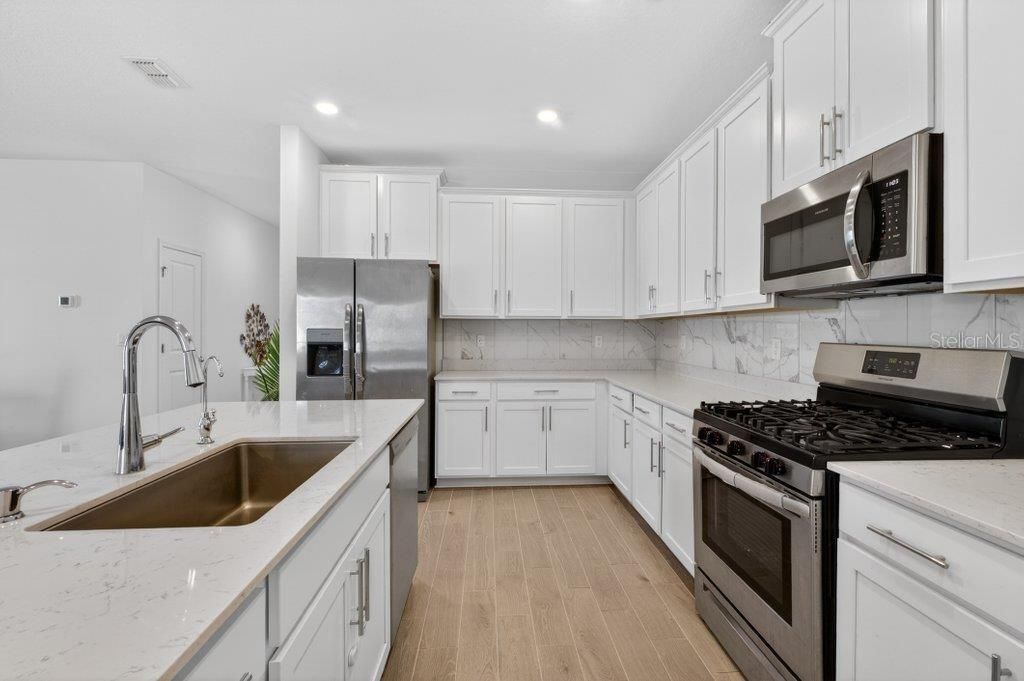 En Venta: $447,500 (4 camas, 3 baños, 2027 Pies cuadrados)