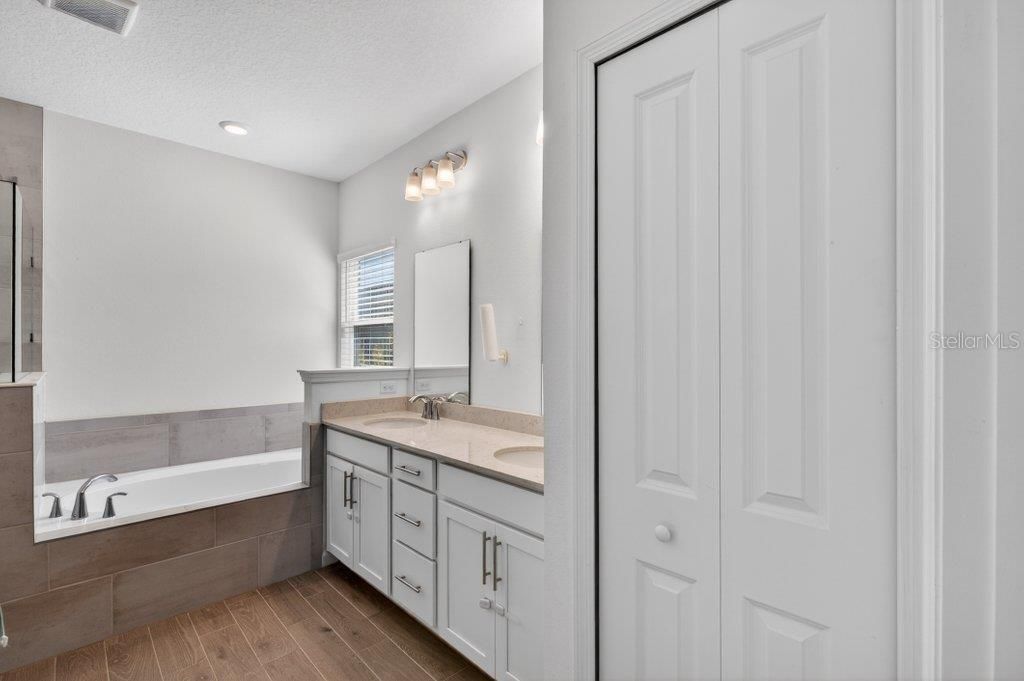 En Venta: $447,500 (4 camas, 3 baños, 2027 Pies cuadrados)