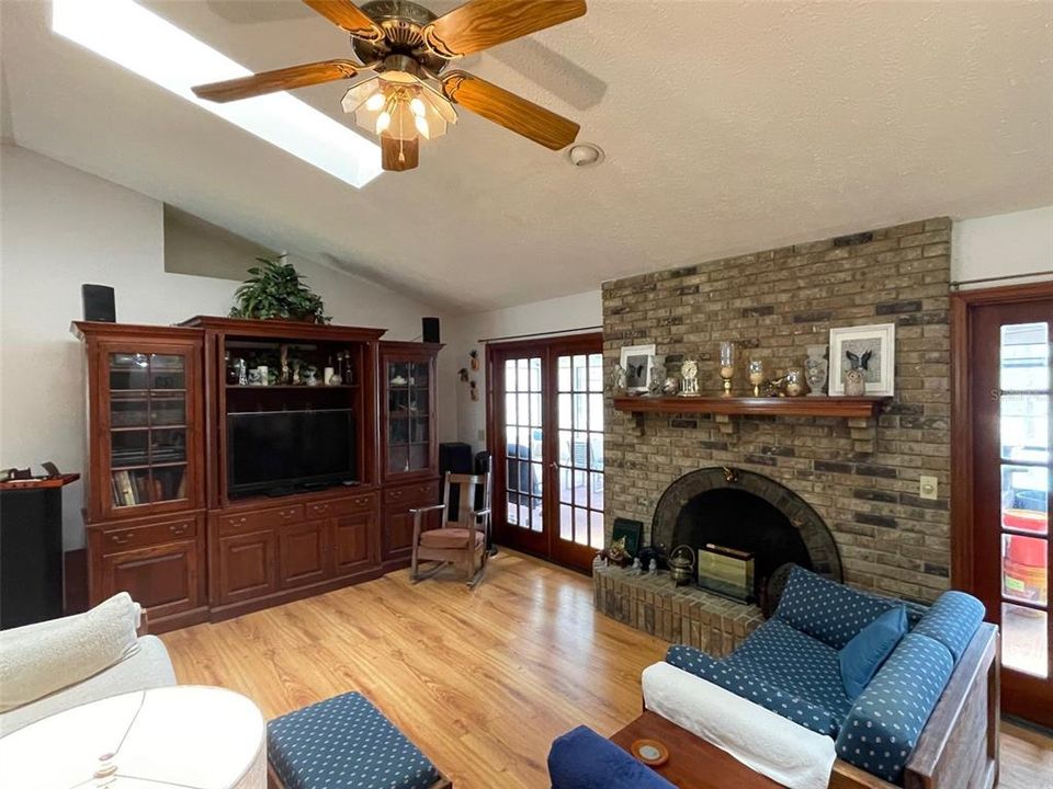 For Sale: $785,000 (4 beds, 2 baths, 2194 Square Feet)