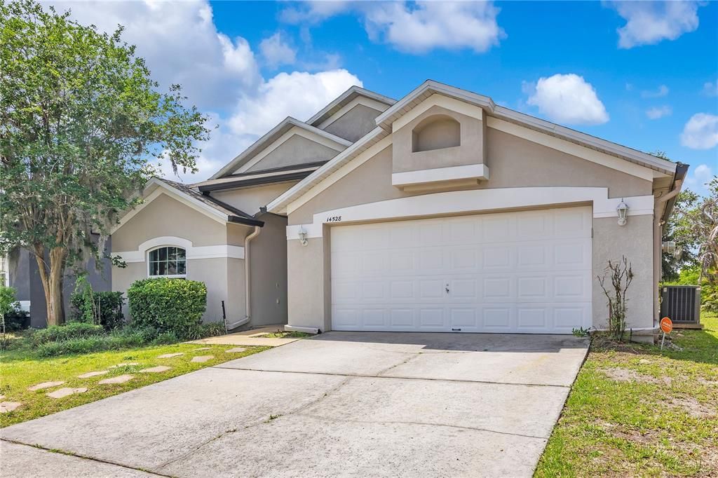 Activo con contrato: $415,000 (4 camas, 2 baños, 1877 Pies cuadrados)