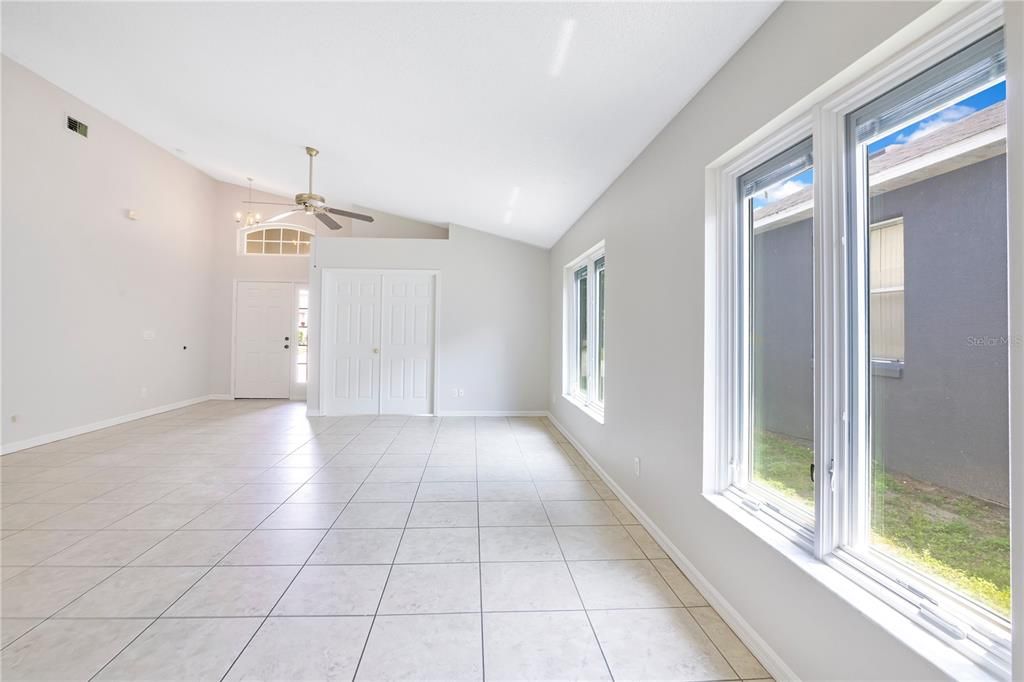 Activo con contrato: $415,000 (4 camas, 2 baños, 1877 Pies cuadrados)