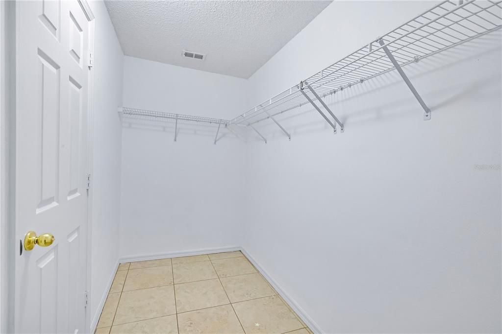 Activo con contrato: $415,000 (4 camas, 2 baños, 1877 Pies cuadrados)