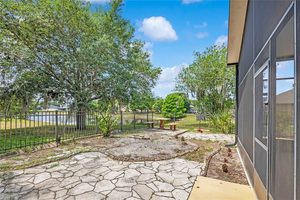 Activo con contrato: $415,000 (4 camas, 2 baños, 1877 Pies cuadrados)