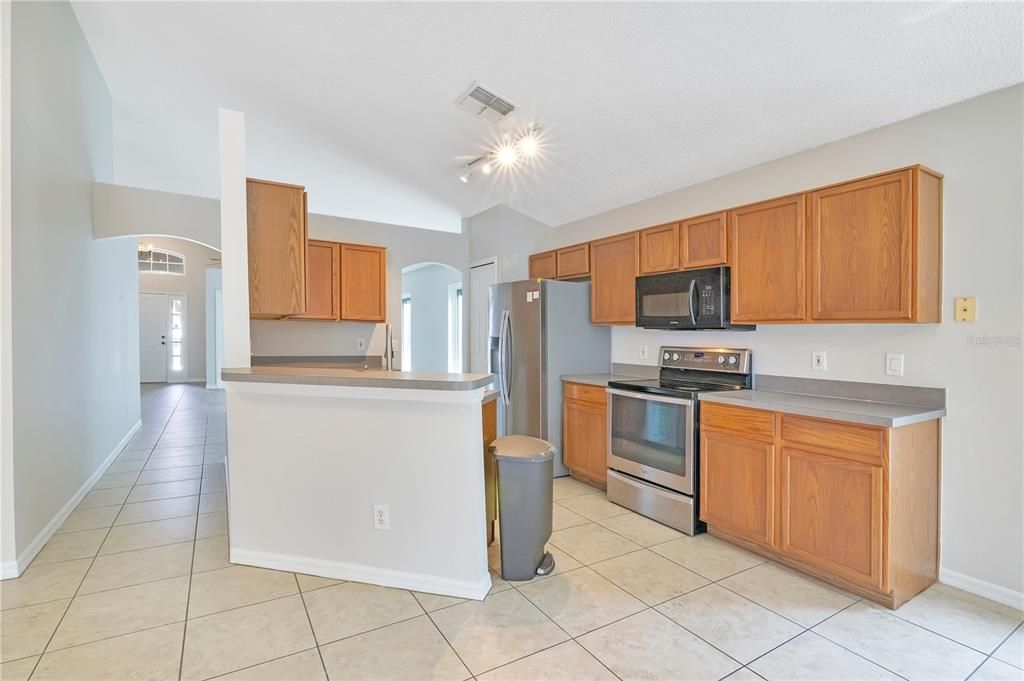Activo con contrato: $415,000 (4 camas, 2 baños, 1877 Pies cuadrados)