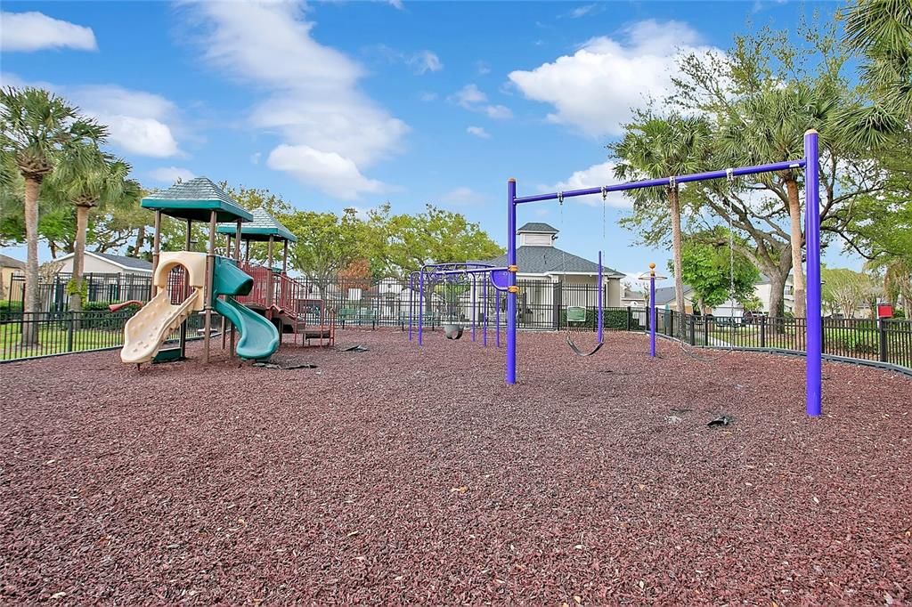 Activo con contrato: $415,000 (4 camas, 2 baños, 1877 Pies cuadrados)