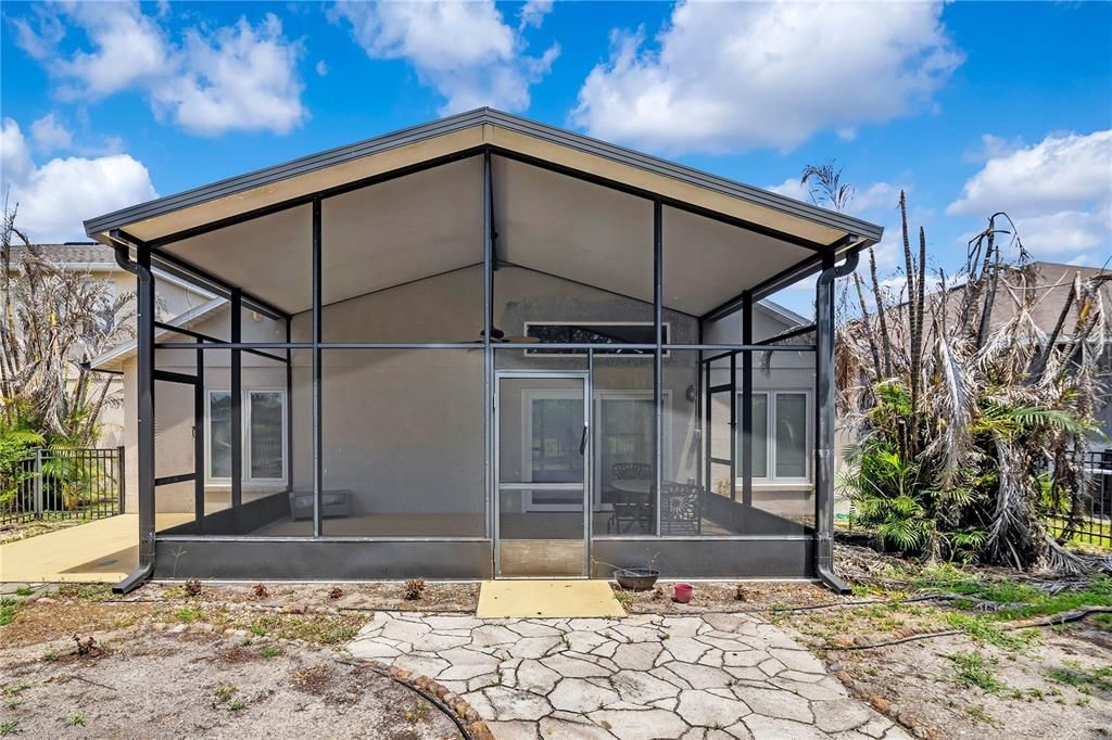Activo con contrato: $415,000 (4 camas, 2 baños, 1877 Pies cuadrados)