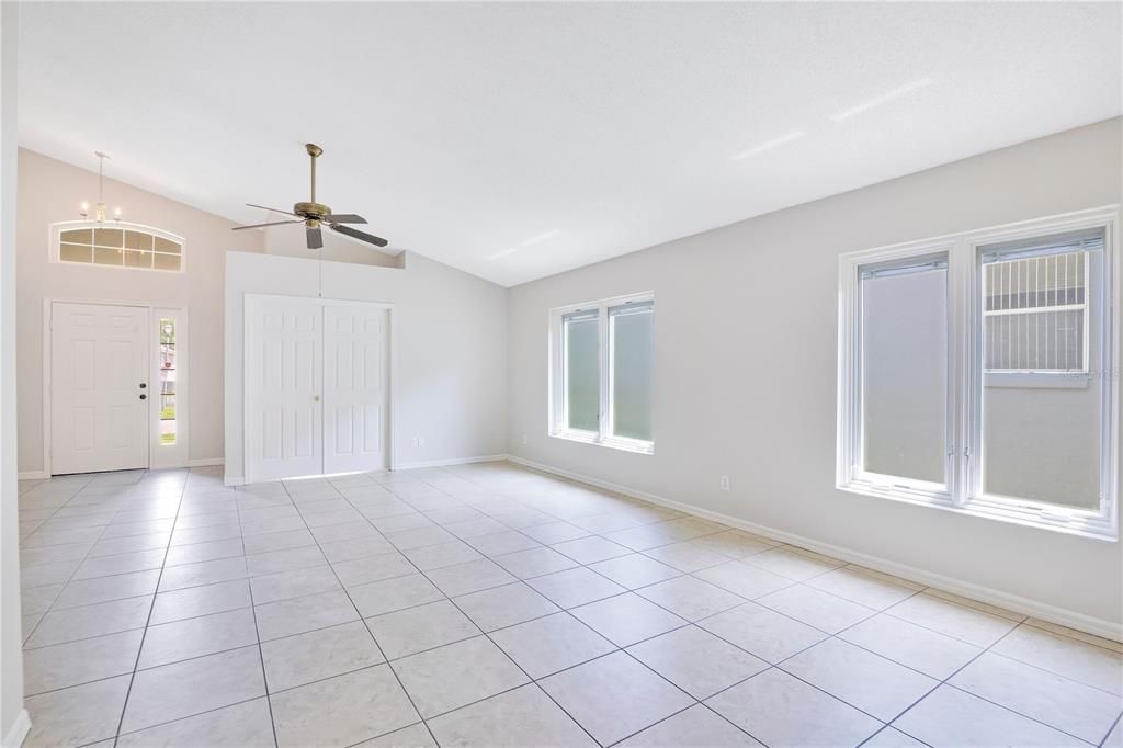 Activo con contrato: $415,000 (4 camas, 2 baños, 1877 Pies cuadrados)