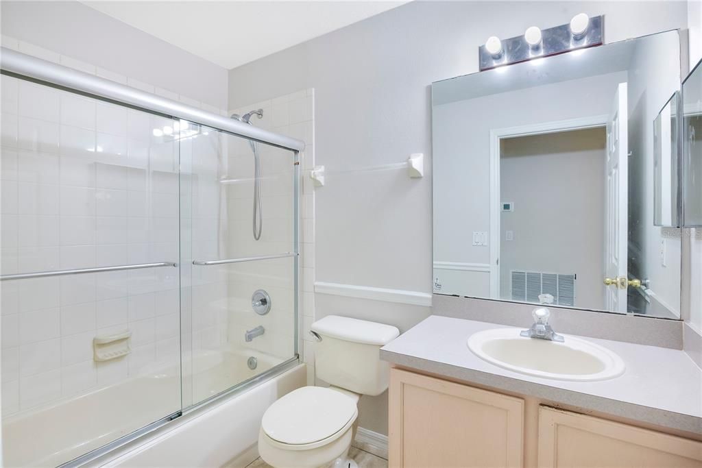 Activo con contrato: $415,000 (4 camas, 2 baños, 1877 Pies cuadrados)