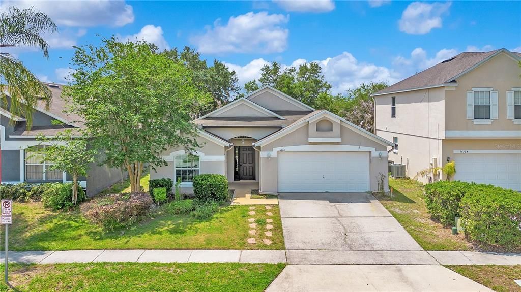 Activo con contrato: $415,000 (4 camas, 2 baños, 1877 Pies cuadrados)