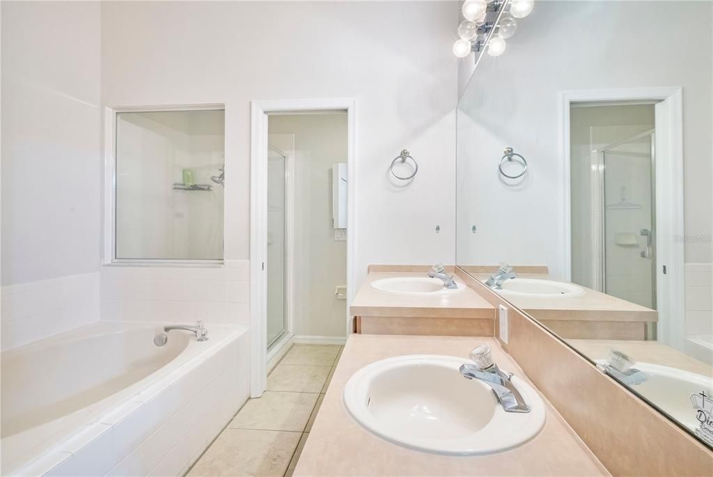 Activo con contrato: $415,000 (4 camas, 2 baños, 1877 Pies cuadrados)