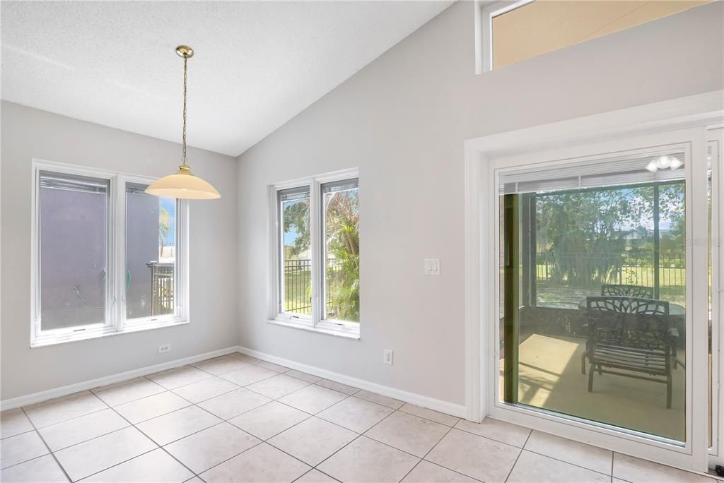 Activo con contrato: $415,000 (4 camas, 2 baños, 1877 Pies cuadrados)