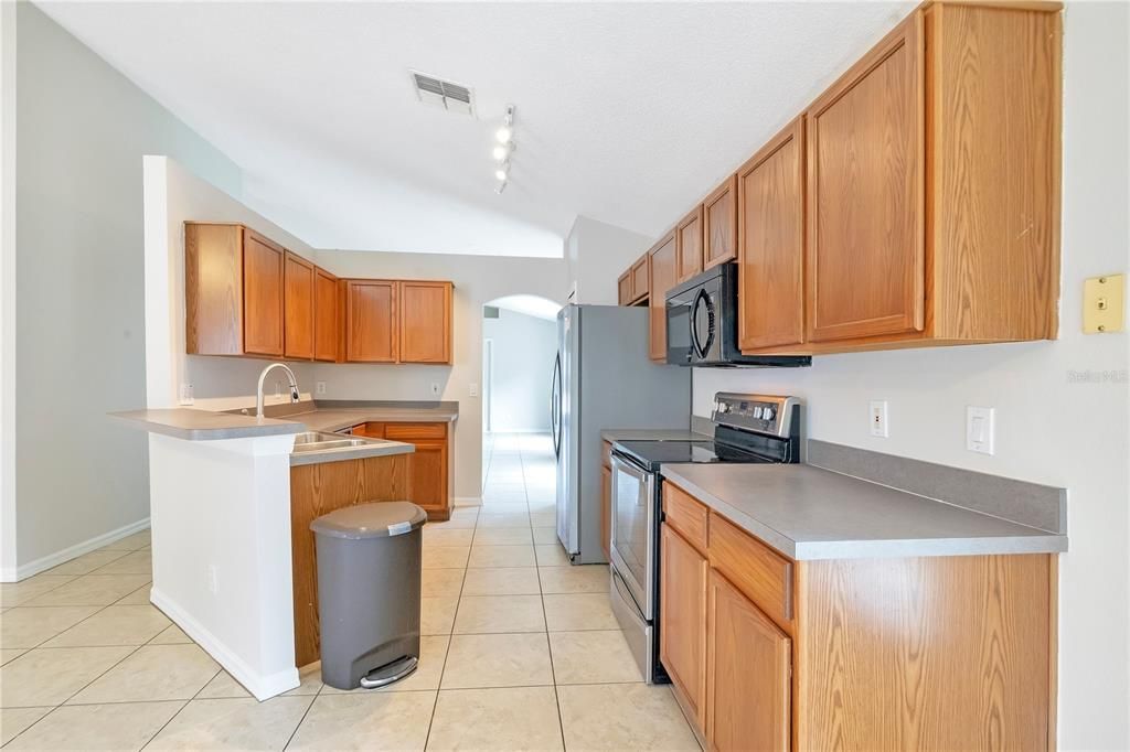 Activo con contrato: $415,000 (4 camas, 2 baños, 1877 Pies cuadrados)