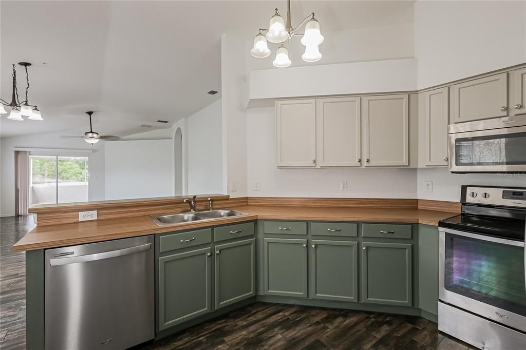 Active With Contract: $289,900 (3 beds, 2 baths, 1513 Square Feet)