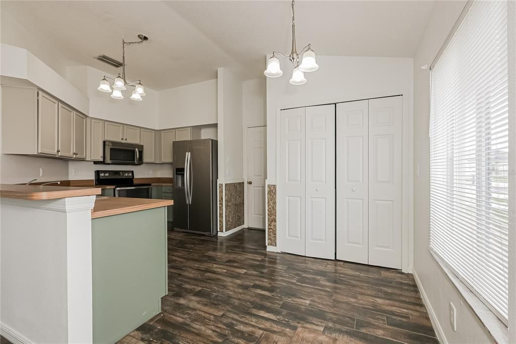 Active With Contract: $289,900 (3 beds, 2 baths, 1513 Square Feet)
