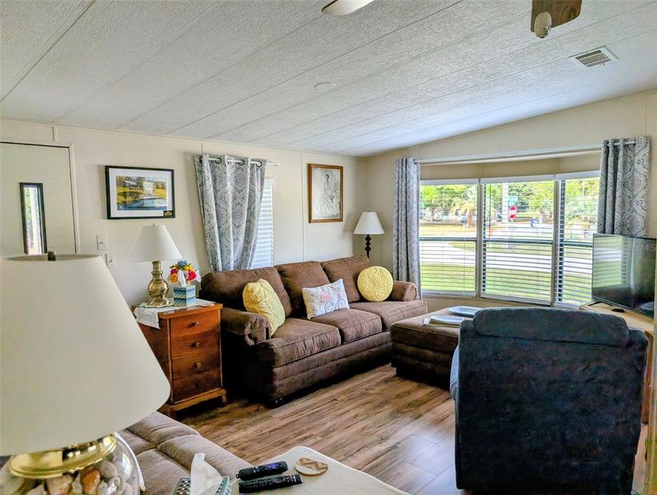 For Sale: $173,000 (2 beds, 2 baths, 836 Square Feet)