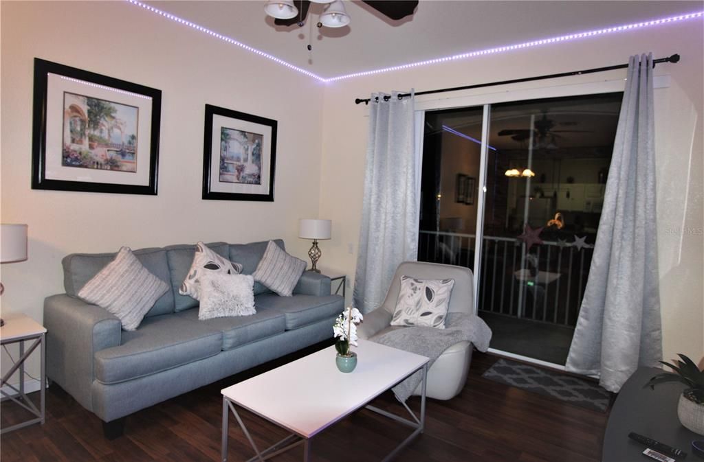 For Sale: $288,000 (2 beds, 2 baths, 1081 Square Feet)