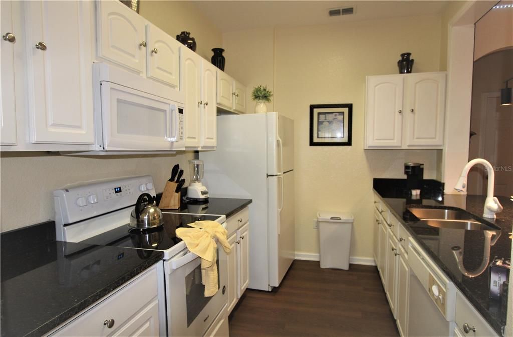 For Sale: $288,000 (2 beds, 2 baths, 1081 Square Feet)