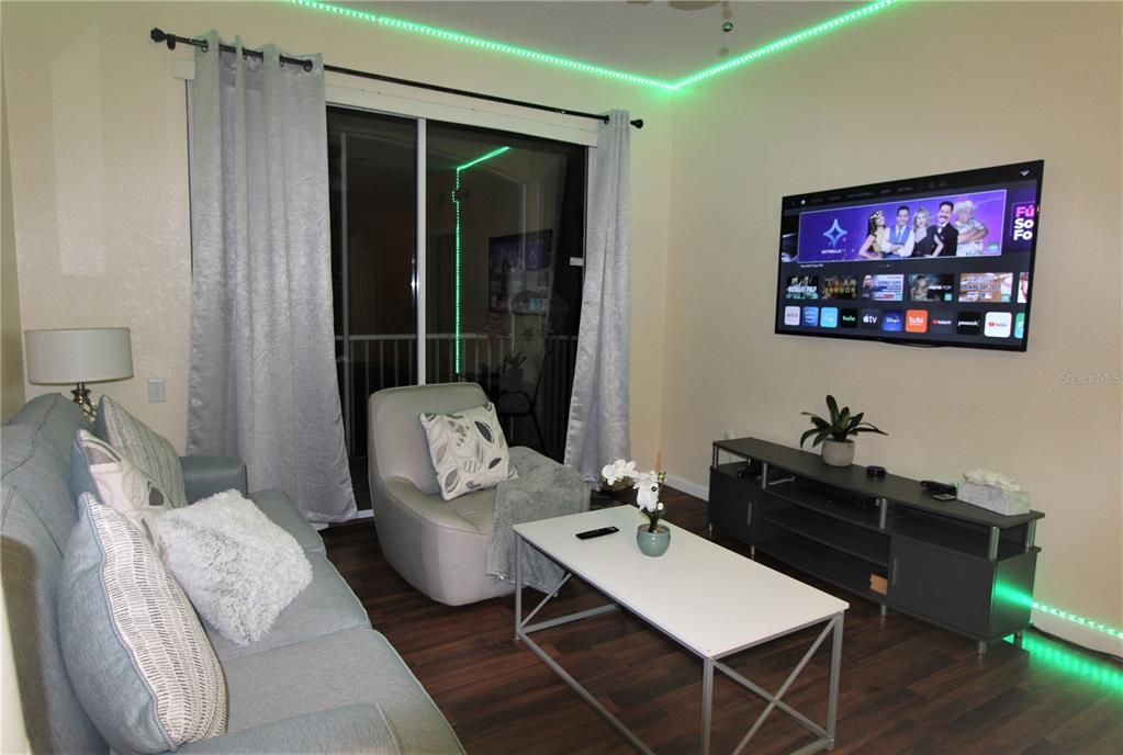 For Sale: $288,000 (2 beds, 2 baths, 1081 Square Feet)