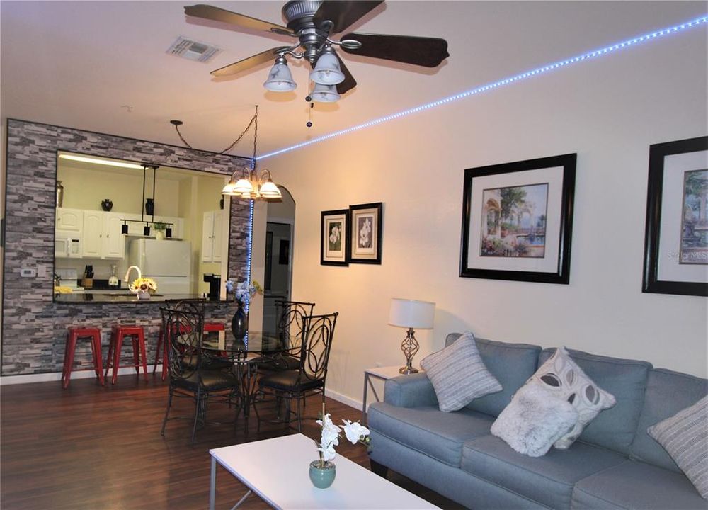 For Sale: $288,000 (2 beds, 2 baths, 1081 Square Feet)