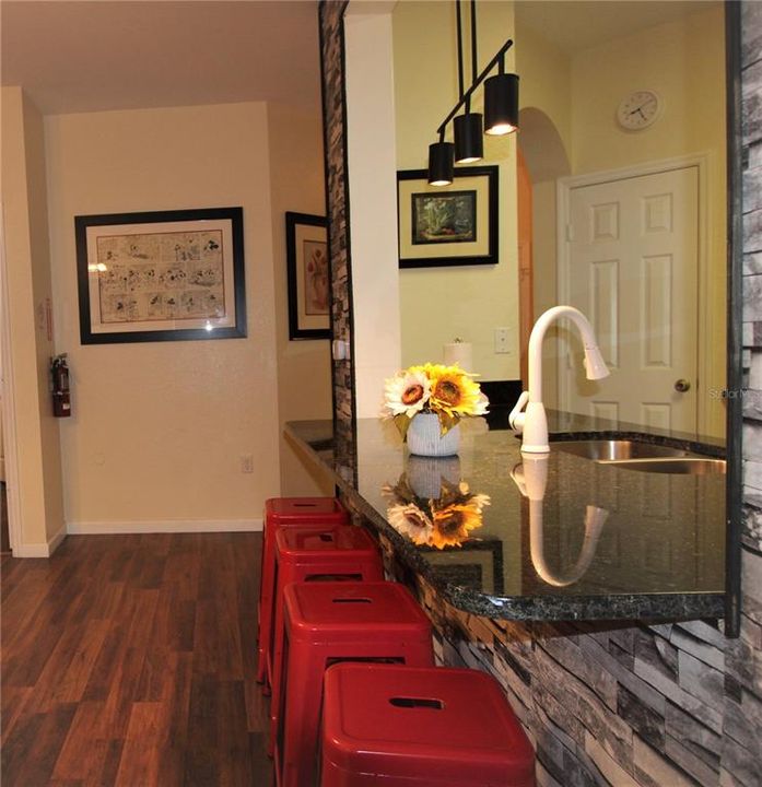 For Sale: $288,000 (2 beds, 2 baths, 1081 Square Feet)