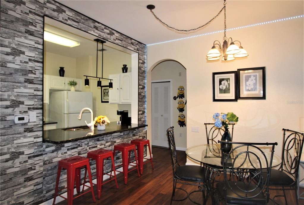 For Sale: $288,000 (2 beds, 2 baths, 1081 Square Feet)