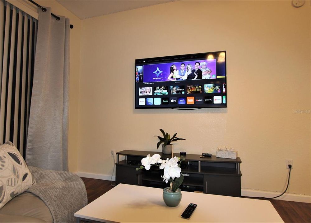 For Sale: $288,000 (2 beds, 2 baths, 1081 Square Feet)