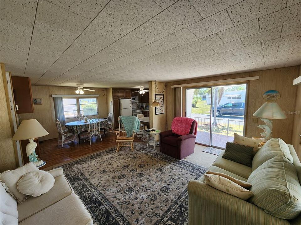 For Sale: $129,000 (2 beds, 1 baths, 912 Square Feet)