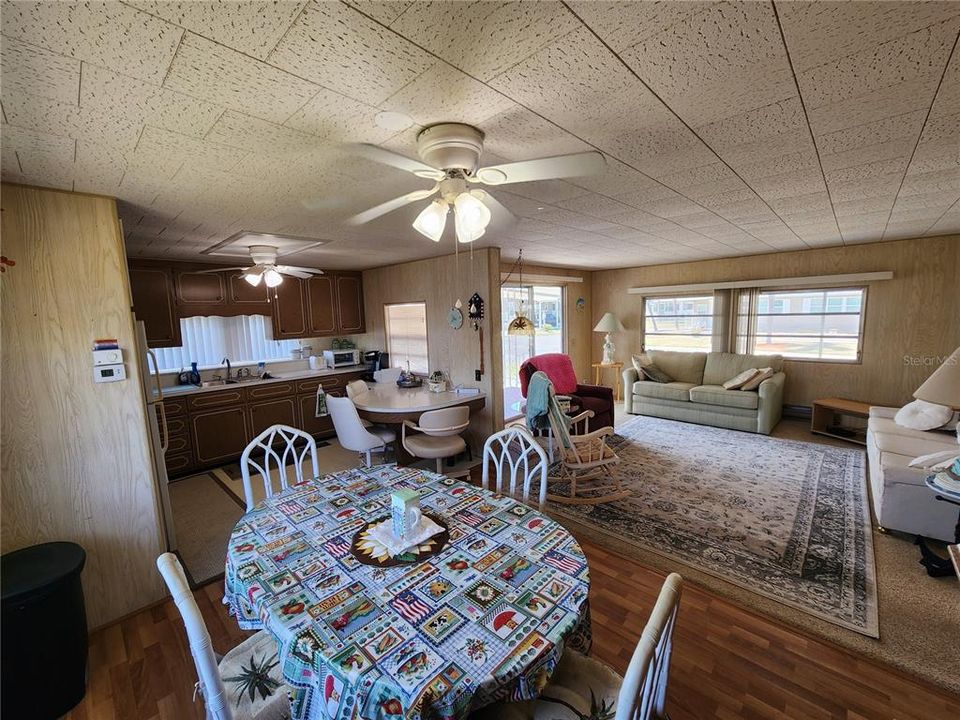 For Sale: $129,000 (2 beds, 1 baths, 912 Square Feet)