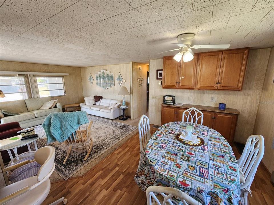 For Sale: $129,000 (2 beds, 1 baths, 912 Square Feet)