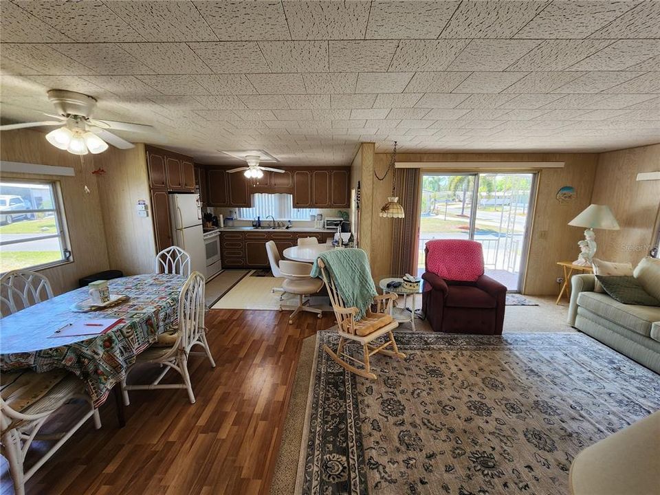 For Sale: $129,000 (2 beds, 1 baths, 912 Square Feet)