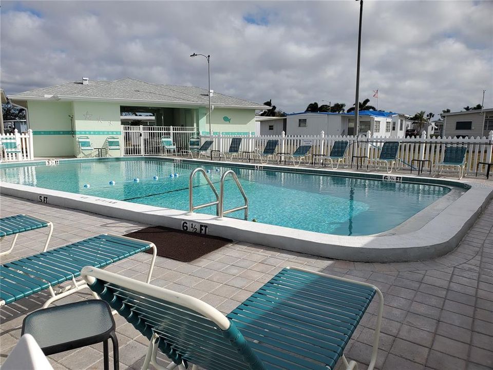 For Sale: $129,000 (2 beds, 1 baths, 912 Square Feet)