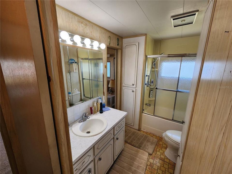 For Sale: $129,000 (2 beds, 1 baths, 912 Square Feet)