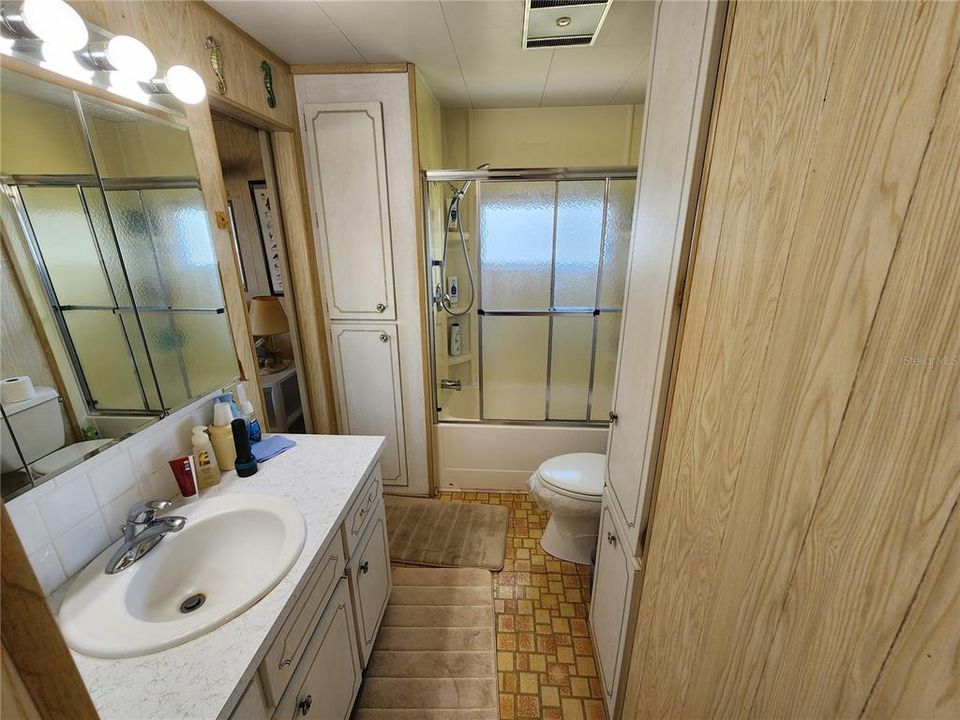 For Sale: $129,000 (2 beds, 1 baths, 912 Square Feet)