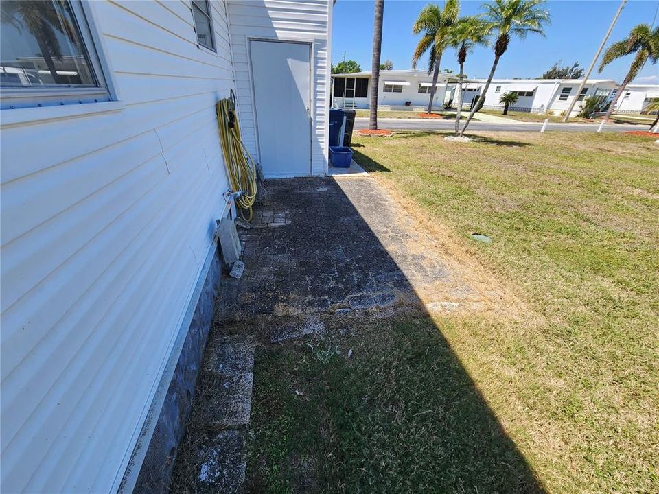 For Sale: $129,000 (2 beds, 1 baths, 912 Square Feet)