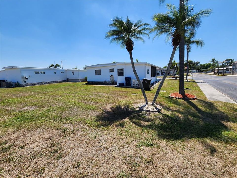 For Sale: $129,000 (2 beds, 1 baths, 912 Square Feet)