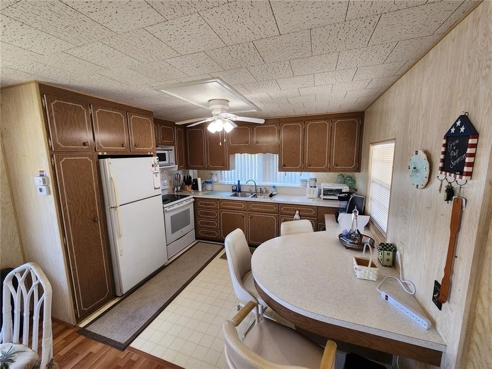 For Sale: $129,000 (2 beds, 1 baths, 912 Square Feet)