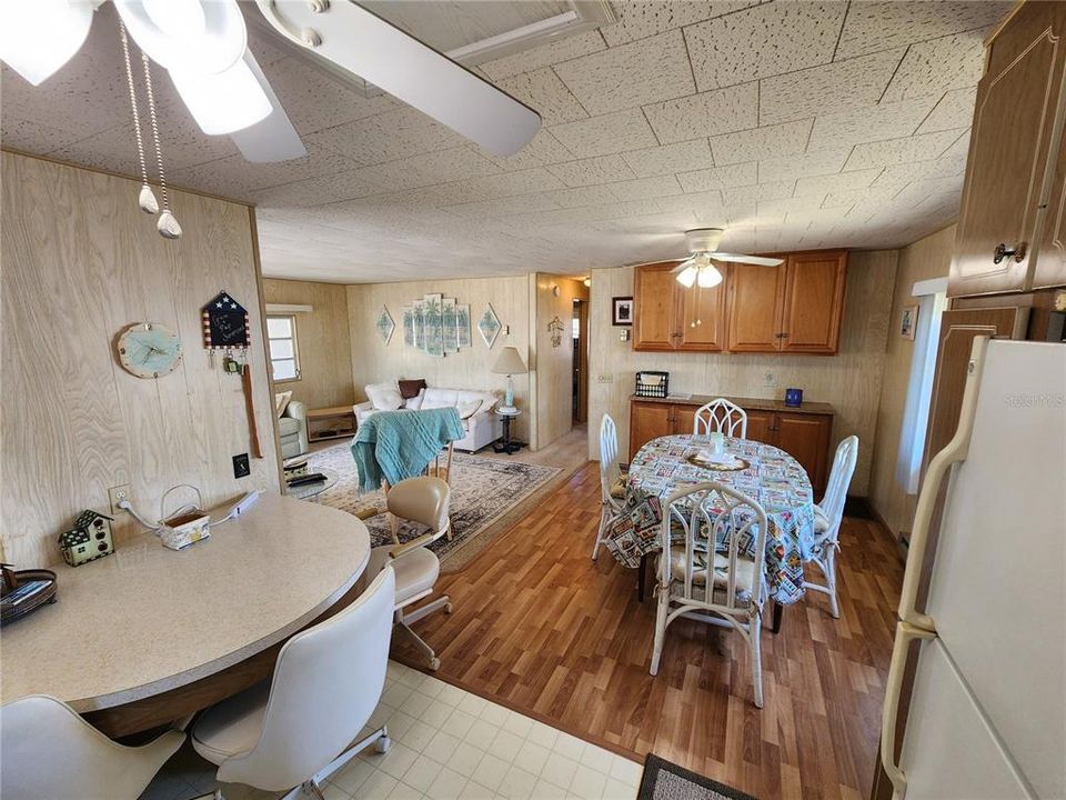 For Sale: $129,000 (2 beds, 1 baths, 912 Square Feet)