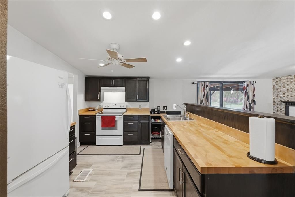 Active With Contract: $262,000 (3 beds, 2 baths, 1520 Square Feet)