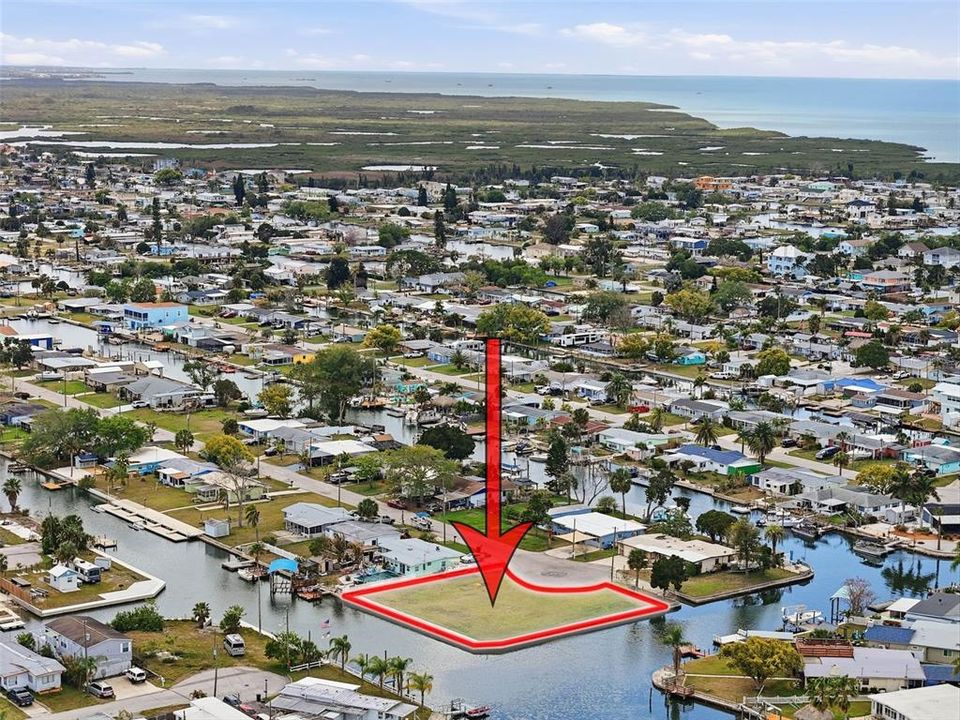 На продажу: $329,000 (0.25 acres)