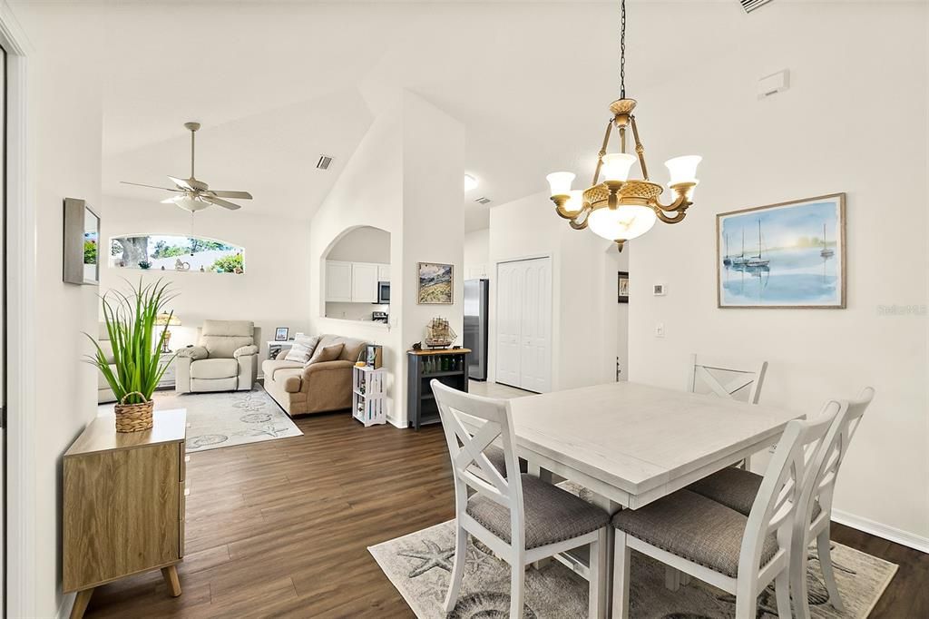 待售: $299,000 (3 贝兹, 2 浴室, 1369 平方英尺)