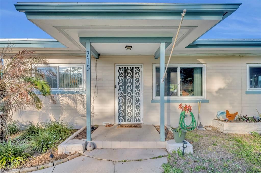 Active With Contract: $300,000 (3 beds, 2 baths, 1292 Square Feet)