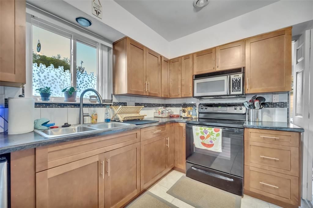 Active With Contract: $300,000 (3 beds, 2 baths, 1292 Square Feet)