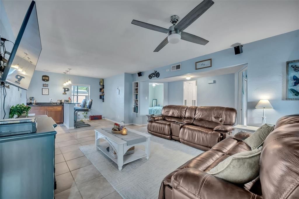 Active With Contract: $300,000 (3 beds, 2 baths, 1292 Square Feet)