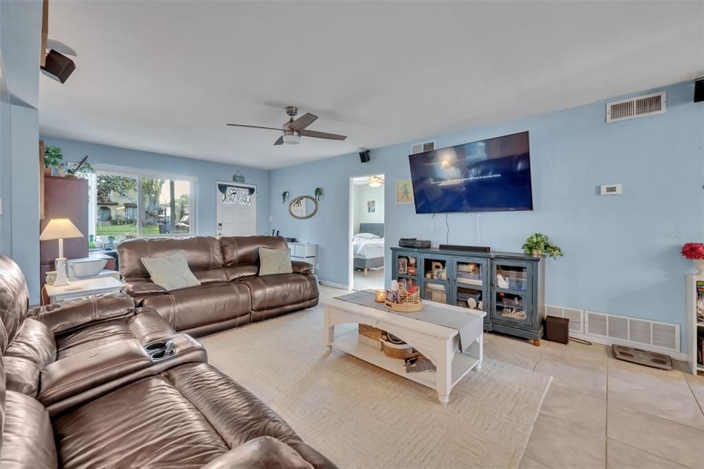 Active With Contract: $300,000 (3 beds, 2 baths, 1292 Square Feet)