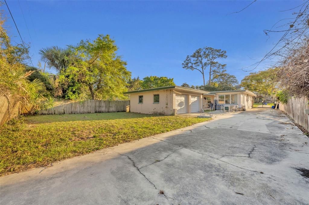 Active With Contract: $300,000 (3 beds, 2 baths, 1292 Square Feet)