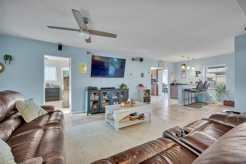 Active With Contract: $300,000 (3 beds, 2 baths, 1292 Square Feet)
