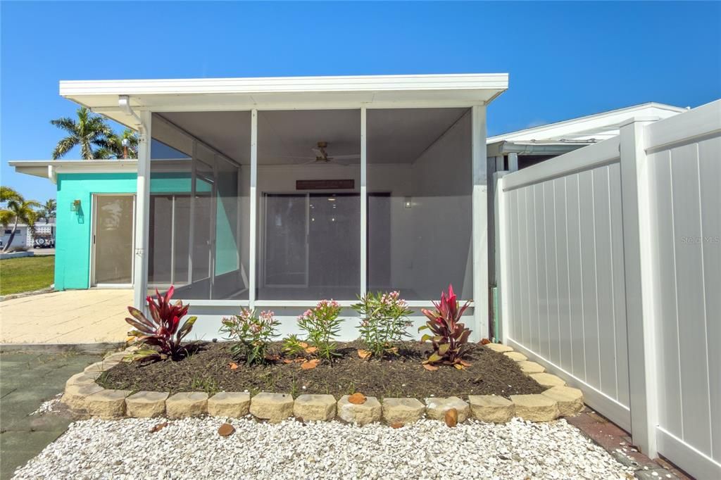 Active With Contract: $575,000 (2 beds, 2 baths, 890 Square Feet)