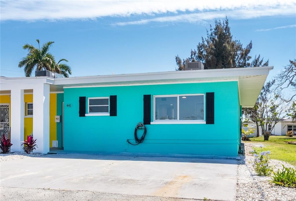 Active With Contract: $575,000 (2 beds, 2 baths, 890 Square Feet)