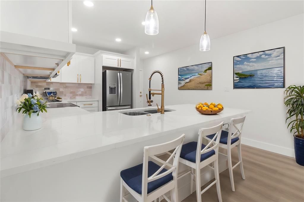 Active With Contract: $575,000 (2 beds, 2 baths, 890 Square Feet)